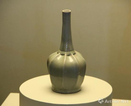 出土自法门寺地宫的越窑青釉八棱净瓶,与衣物账碑记载的13件秘色瓷特征一致,也被认为是秘色瓷。