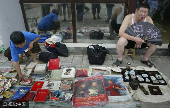 2009年8月22日,南京市南艺后街古玩市场里文物商店和古董地摊。/视觉中国