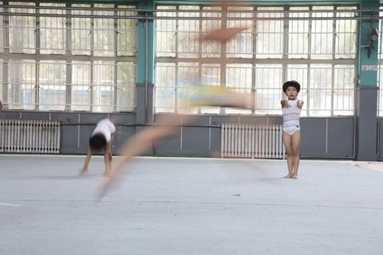 《双胞胎的体操梦》摄影师:袁鹏
