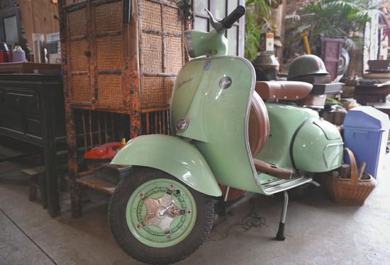 点击图片翻到下一页>> 还可以看见电影《罗马假日》里的经典摩托车Vespa。
