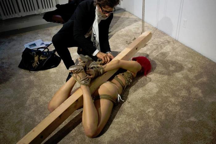 Emma Sulkowicz,《The Ship Is Sinking》,2017年。图片:Leila Ettachfini
