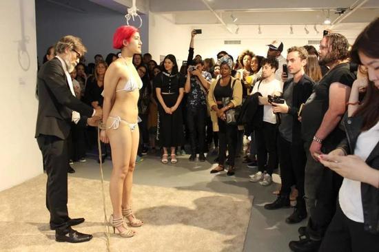 Emma Sulkowicz,《The Ship Is Sinking》,2017年。图片:Leila Ettachfini