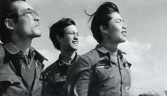 1979年,张晓刚(左一)、刘涌(中)、叶永青(左)于昆明