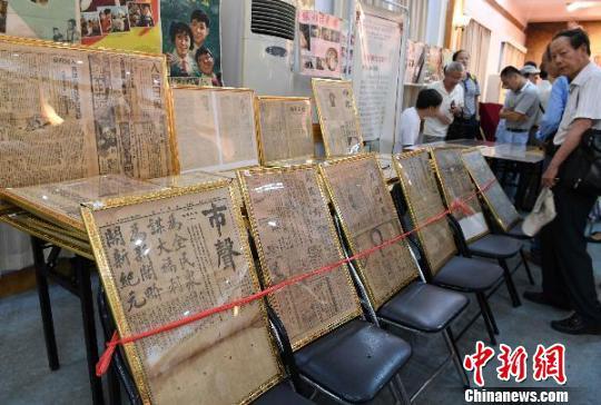 一张张记载清末到民初的报纸,重现历史上的福州。 张斌 摄