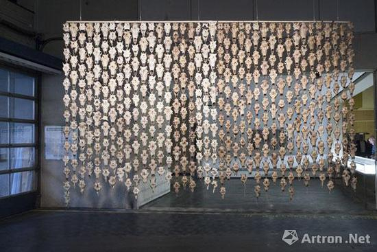 艺术家Máret ánne Sara在新新画廊(Neue Neue Galerie)的作品Pile o`Sápmi