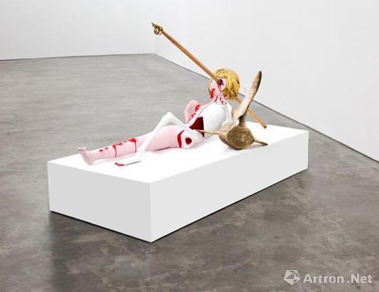 陈天灼《Dear》,2016,长征空间展位,装置,不锈钢钛板,200.0×90.0×92.0厘米