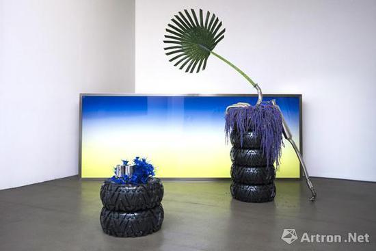 关小,《日出》,2015,天线空间展位,装置;Light box, metal, artificial plants, tires, the exhaust pipes,250.0 × 408.0 × 250.0 厘米