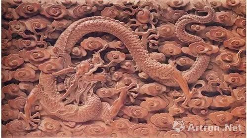 清代的龙纹雕饰,是最具典型皇权象征的纹样,多是气势磅礴,雕饰繁复,到中后期气势更为壮观。