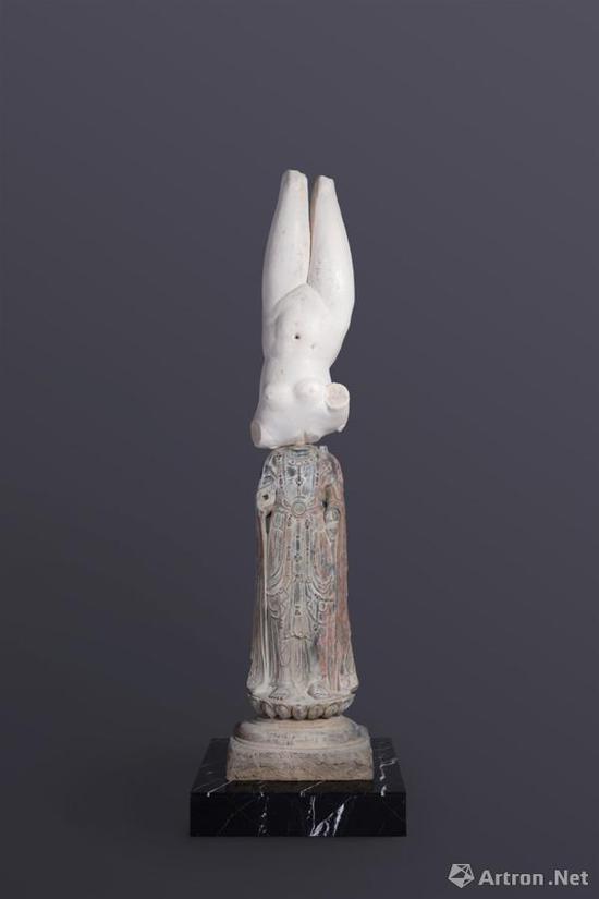 徐震-没顶公司出品,《永生 – 隋代菩萨立像,Marble statuette of Aphrodite Anadyomene》,2014;玻璃增强纤维混凝土、大理石颗粒、砂岩颗粒、钢、矿物颜料,300 x 80 厘米