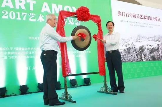 叶重耕(厦门市委常委、宣传部长,左) 郑道溪(原厦门市人大主任,右)为2017艺术厦门博览会开幕敲锣