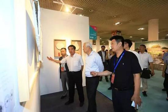 厦门市人大副主任 陈津(左二)、厦门市委常委、宣传部部长 叶重耕(右二)、福建省美术家协会副主席、厦门市美术家协会主席王新伦(右一)