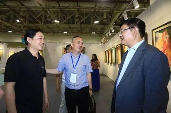 厦门市委宣传部副部长戴志望(右)、艺术厦门董事长罗文轩(中)、龙岩市美协主席梁明(左)