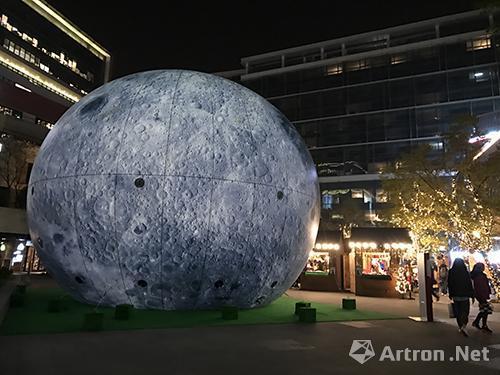 虹桥天地“光影上海”艺术展 中国艺术家冯嘉城的作品《月霾》