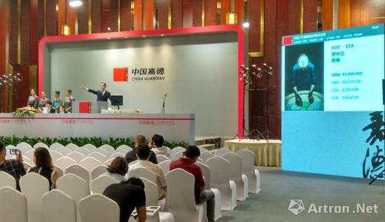 在近4个小时的拍卖过程中,罗中立《春蚕》的高价成交掀起了全场的高潮。
