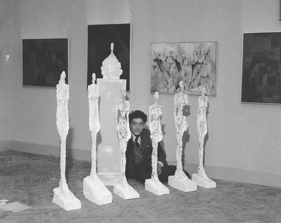 阿尔贝托-贾科梅蒂与自己的雕塑,1956年威尼斯双年展。图片:Courtesy of the Giacometti Foundation