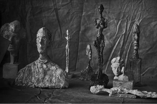 Peter Lindbergh,《贾科梅蒂,一组9个,苏黎世》(Alberto Giacometti, Group of Nine, Zurich),2016。图片:© Peter Lindbergh © Succession Alberto Giacometti (Fondation Giacometti + ADAGP) Paris 2017