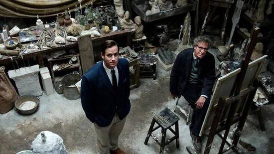 《最后的肖像》(Final Portrait)中Armie Hammer扮演James Lord,Geoffrey Rush扮演阿尔贝托-贾科梅蒂。图片:Stanley Tucci,《Final Portrait》,90′(2017),Marian Masone选用