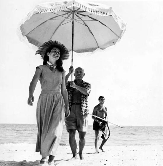 毕加索与情人弗朗索瓦兹-吉洛(Franoise Gilot)在海边,1948