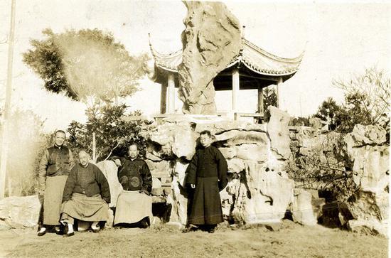 陶冷月与黄宾虹等在无锡梅园天心台(1928年)