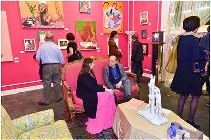 艺术评论人杰瑞·索尔兹(Jerry Saltz)在策展人杰弗里·戴奇(Jeffrey Deitch),2017在军械库上的展位“ 史提海莫倒塌的时间胶囊“。图片:Courtesy Sean Zanni, © Patrick McMullan