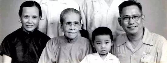 左起:前排夫人郑惜花,母亲颜合,外孙韩宁宁,陈大羽摄于1963年