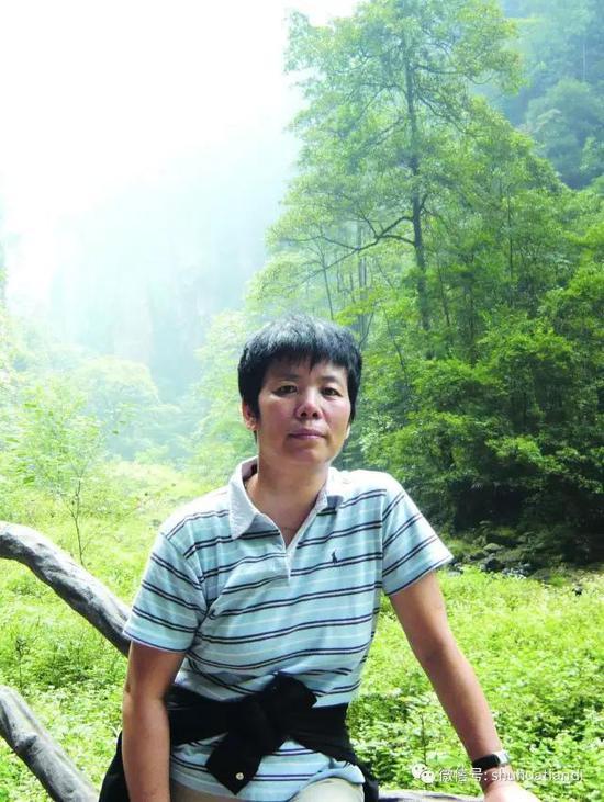 李 静 现为中国书协理事、女书法家委员会副主任,上海市书协副主席、行书专业委员会主任,国家一级美术师。由人民美术出版社出版《李静书法作品集》《李静教汉简》、上海书画出版社编辑出版《李静行书宋词二十四首》、上海教育出版社出版《书法漫步》等。