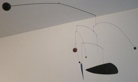 'Mobile', by Alexander Calder 图片来源：Wikimedia Commons