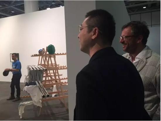 乔志兵与伊万·沃斯看向杰森·罗德斯的大型装置。图片:张然