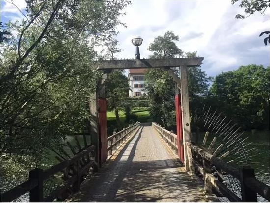 乌里·希克私人城堡的门口。图片:张然