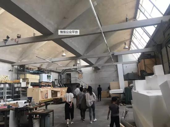 中国收藏家参观雅各布森的铸造工作室。图片:张然