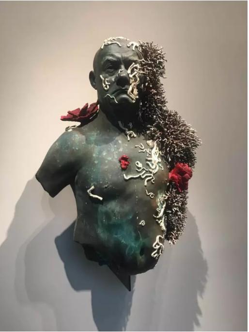 威尼斯Palazzo Grassi正在展出的达明赫斯特个展《Treasures from the Wreck of the Unbelievable》中将自己刻画成藏家的雕塑作品《The Collector 收藏家》。图片:张然