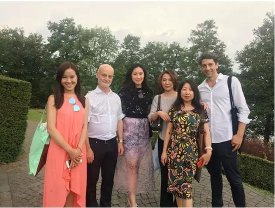 乌里·希克(左起第二)、张然、单晓阳、Bank画廊的Mathieu Borysevicz以及友人。图片:张然