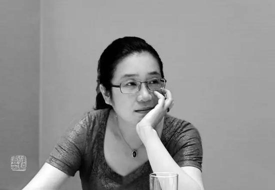 孙晓云,女,中国书法家协会副主席,江苏省书法家协会主席,江苏省政府参事,江苏省文联副主席,江苏省妇联副主席,江苏省美术馆名誉馆长,中共十七、十八大代表。国家一级美术师,博士生导师,享受国务院特殊津贴。