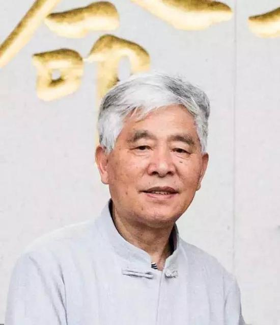郑竹三,1943年生。画家、书法家、作家、艺术评论家、教授。河北美术学院终身教授,浙江省文史研究馆馆员,中国美术家协会会员,中国作家协会会员,中国王羲之书画艺术研究院常务副院长。上海嘉禾拍卖有限公司学术顾问。