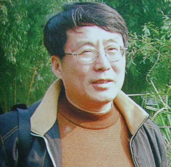 车鹏飞,1951年生,山东莱阳人。毕业于上海师范大学中文系。师从任书博、陆俨少。现为上海中国画院画师。1978年调入上海书画出版社。为《朵云—中国绘画研究》杂志创始人之一,历任《朵云》编辑、副主编,国画编辑室主任。