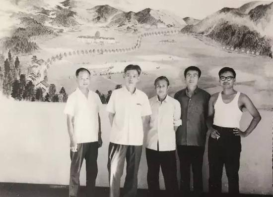 1977年8月 陆俨少《大井新貌》画面创作完成未题款时留影于井冈山 左起依次为:孔仲起、郁文华、陆俨少、车鹏飞、徐志文