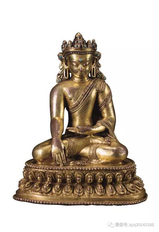 002614世纪 尼泊尔宝冠释迦牟尼 尺寸:高16cm RMB :350,000-400,000 来源:欧洲私人珍藏。 此尊造像面相丰满,宽额,额正中为桃形的绿松石白毫,五官小巧,表情深沉内省,两耳侧垂缯带。两肩宽厚,胸部饱满,身着袒右式袈裟,自然生动,腹部有力,线条俊美,封底刻有十字杵,此像红铜鎏金,比例匀称,金色自然磨蚀。为西藏承袭尼泊尔造像风格的作品。佛像市场这几年风生水起,看佛像小编虽说外行,但喜欢先看佛眼,好的佛眼如您与他对视,一定能促动内心深处的感动,其后再看耳朵,大耳朵的肯定有福气,希望此尊佛可以有位有缘人请走。