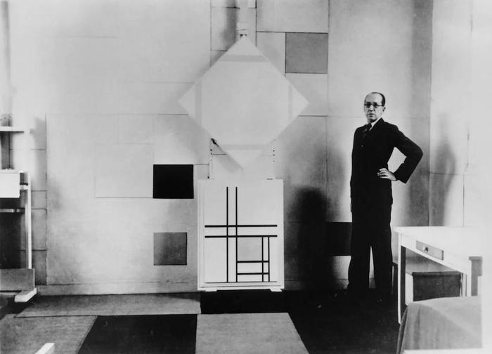 蒙德里安在他的工作室中与作品在一起。巴黎,1933年10月。Collection RKD, NetherlandsInstitute for Art History。图片:Charles Karsten。