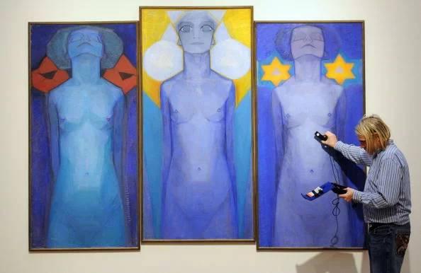 一位工作人员检查蒙德里安的《An employee checks the lightlevels》(1911)科隆路德维希博物馆。图片: Henning Kaiser /AFP/Getty Images。
