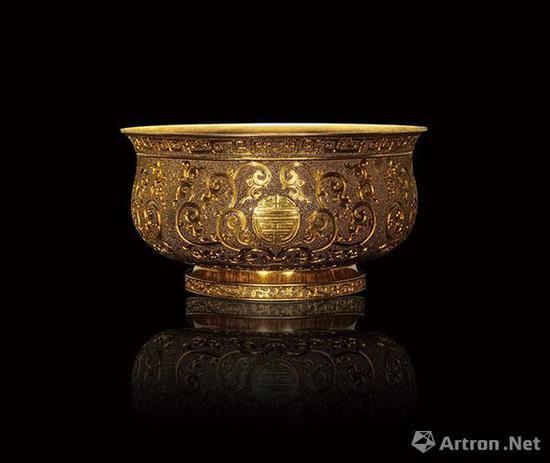 清乾隆团寿纹“乾隆御用”金碗 高9cm,口径16.8cm,重1035g 成交价:RMB 15,870,000