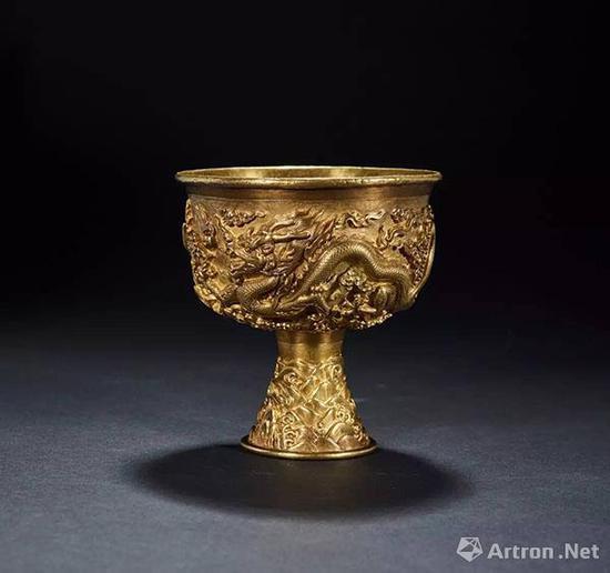明宣德 金质龙纹高足杯 高11.8 cm 口径11 cm 重470 g 成交价:RMB 25,875,000