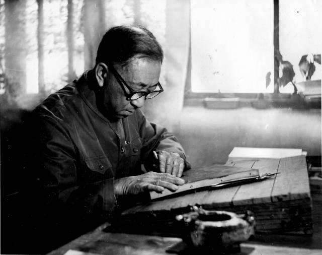 黄新波先生 (1916-1980) 左翼文化背景中成长起来的艺术家,是鲁迅先生倡导的新兴木刻运动的健将,也是中国现代版画史上杰出的代表性画家。
