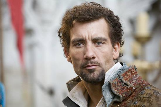 在电影《伊丽莎白:黄金时代》中饰演沃尔特·罗利的克里夫·欧文(Clive Owen)。