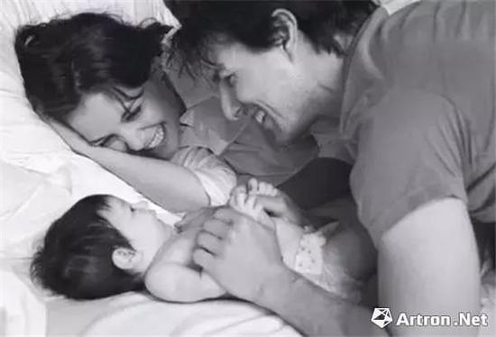 汤姆-克鲁斯和凯蒂-霍尔姆的女儿苏瑞,安妮拍照片在他们的豪宅呆了两个星期