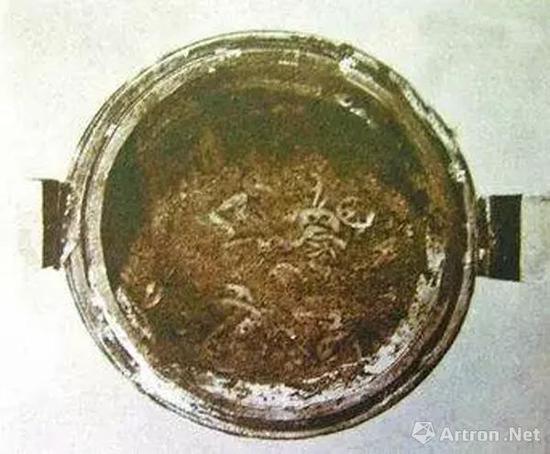 藕片出土后,随着搬动次数和暴露于空气中时间的延长而不断地减少,等运回到博物馆再看时,藕片已经全部消失了。