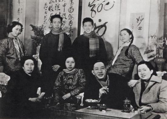 傅抱石全家1962年合影。前排左起:罗时慧、傅益玉、傅抱石、傅益珊。后排左起傅益璇、傅小石、傅二石、傅益瑶。