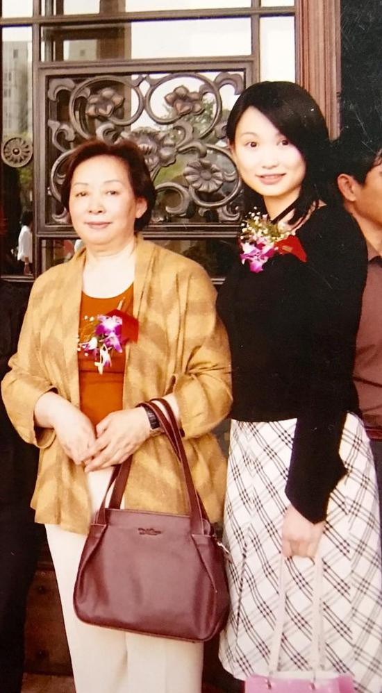 傅益璇(右二)与女儿傅蕾蕾(右一)旧影