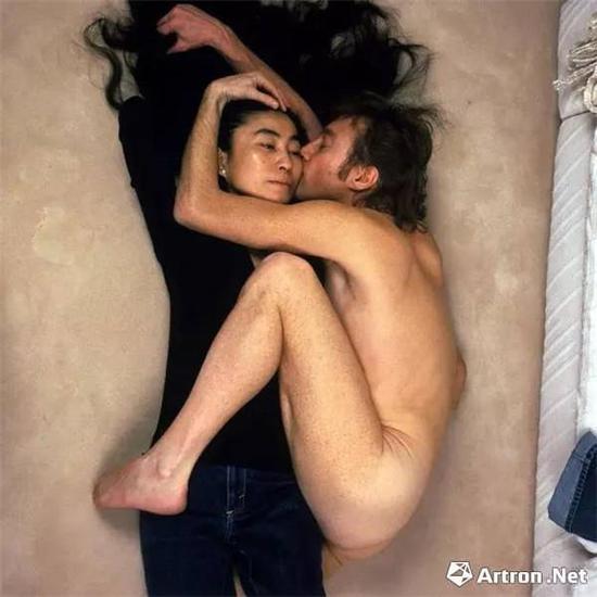 这张照片仿佛是列侬和洋子的吻别,充满了爱和依恋