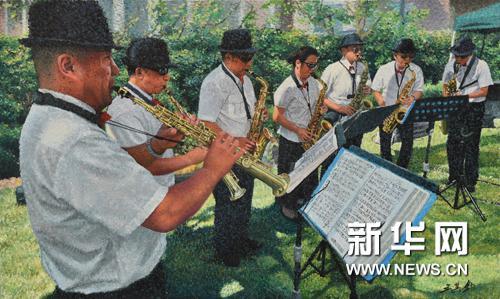 王其钧作品《在阳光斑驳的草地上》
