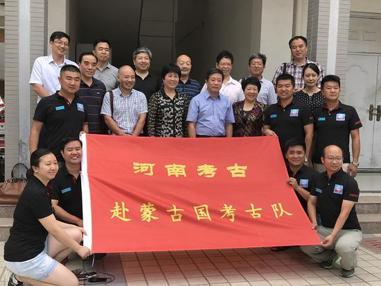 7月19日,中方考古队员在河南省赴蒙古国联合考古项目启动仪式上合影。